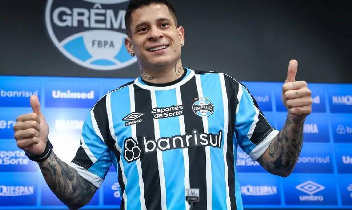 Iturbe é apresentado no Grêmio, explica escolha pelo clube e evita falar de posicionamento