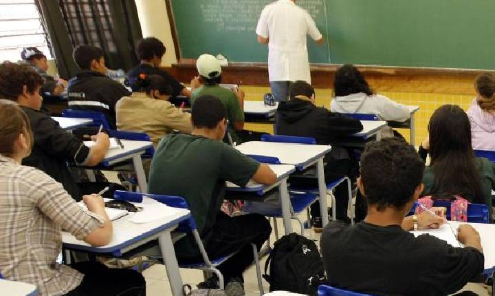 Justiça suspende aumento de piso salarial de professores de prefeituras do PR