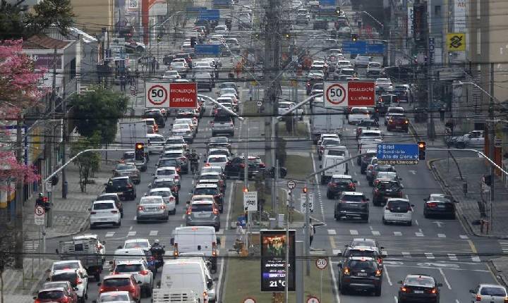 Licenciamento de veículos no Paraná começa a ser cobrado nesta terça (1º); veja tabela