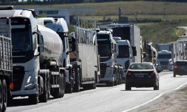 Líderes caminhoneiros divergem sobre greve, mas mantêm críticas a voucher