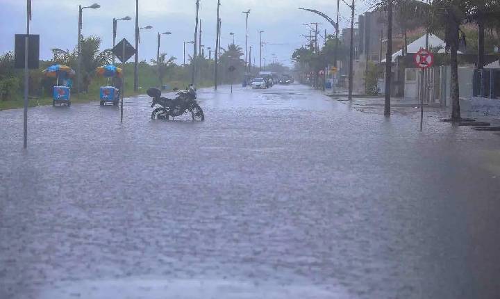 Litoral do Paraná está sob risco de deslizamentos até quarta (24)