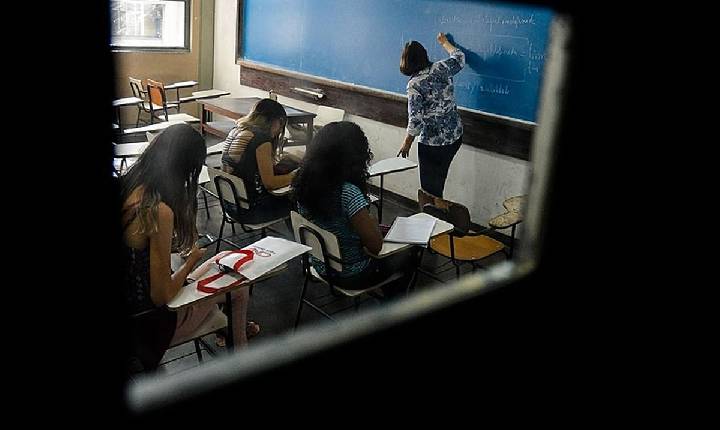 Lula anuncia bolsa para evitar evasão de estudantes no ensino médio