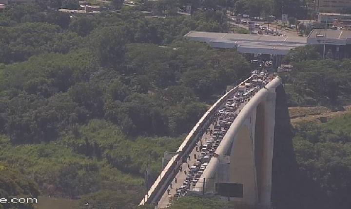 Manifestantes paraguaios bloqueiam trânsito na Ponte da Amizade