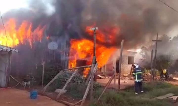 Morador sofre queimaduras de 2º grau em incêndio que destruiu três casas, em área de ocupação de Foz do Iguaçu