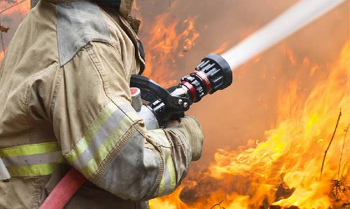 Moradores de SH registram em vídeo incêndio que atingiu empresa em Cascavel