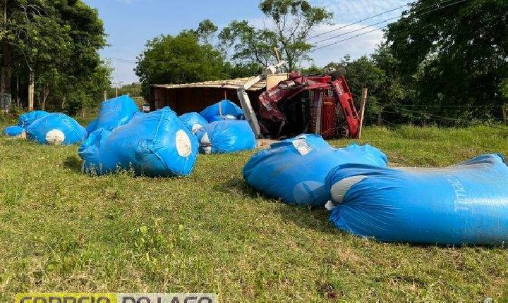 Motorista fica ferido após caminhão tombar e atingir poste no interior de SH