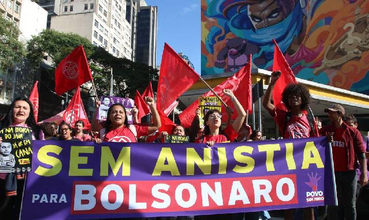 Movimentos sociais fazem atos para lembrar julgamento de Bolsonaro