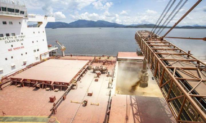 Navio carrega 107 mil toneladas de farelo de soja e quebra recorde no Porto de Paranaguá