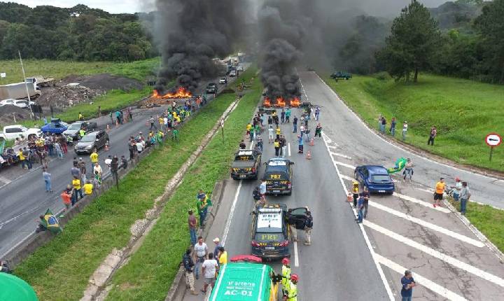 No Paraná, 25 pontos de bloqueio nas rodovias federais foram liberados nesta manhã de terça-feira