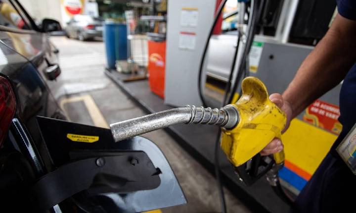 O que outros países estão fazendo para conter os preços dos combustíveis