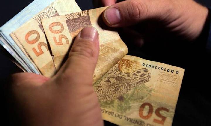 Orçamento para 2024 prevê R$ 1.421 de salário mínimo