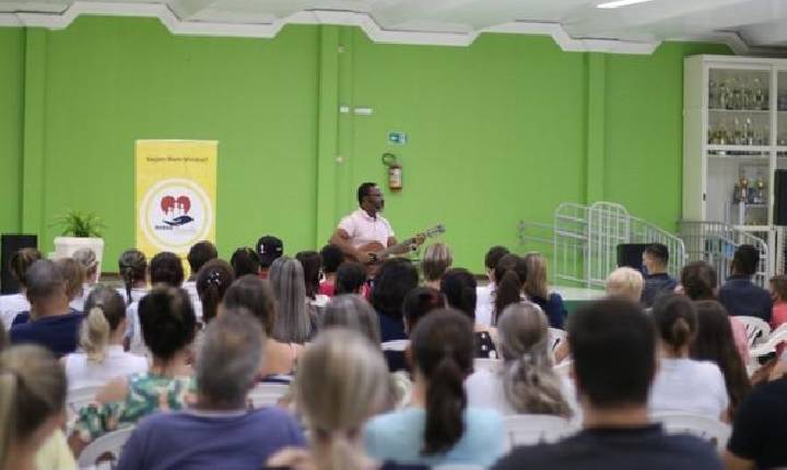 Pais e alunos da rede municipal participam de palestra sobre amor e família