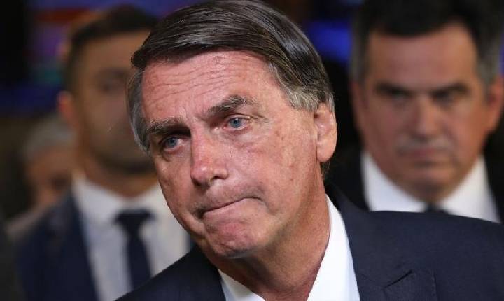 País espera há duas semanas que Bolsonaro explique origem do dinheiro vivo
