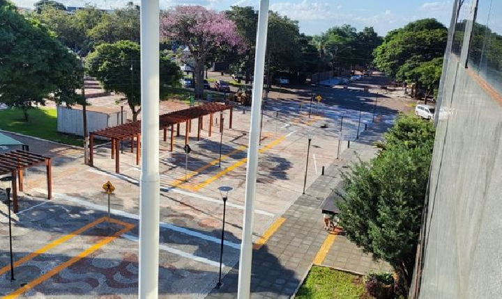 Paralelo à revitalização da Rua Paraguai, SH reabre rua em frente à prefeitura