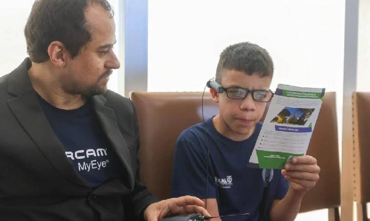 Paraná entrega óculos com inteligência artificial para alunos cegos da rede estadual