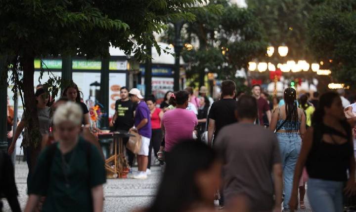 Paraná passa de 11,8 milhões de pessoas e 21 cidades têm mais de 100 mil habitantes