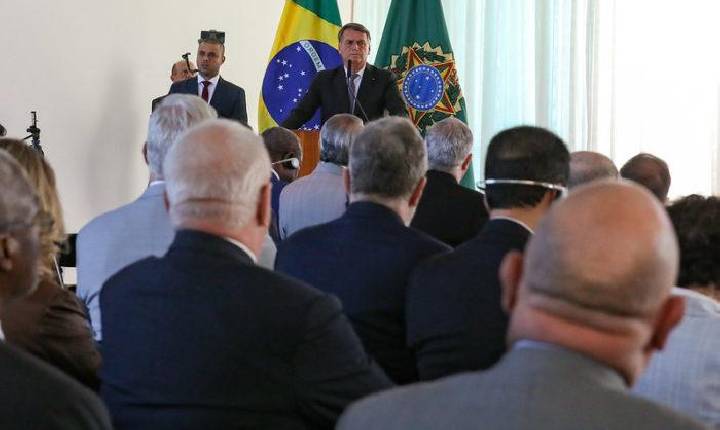 PGE pede que Bolsonaro seja multado por atacar urnas em reunião com embaixadores