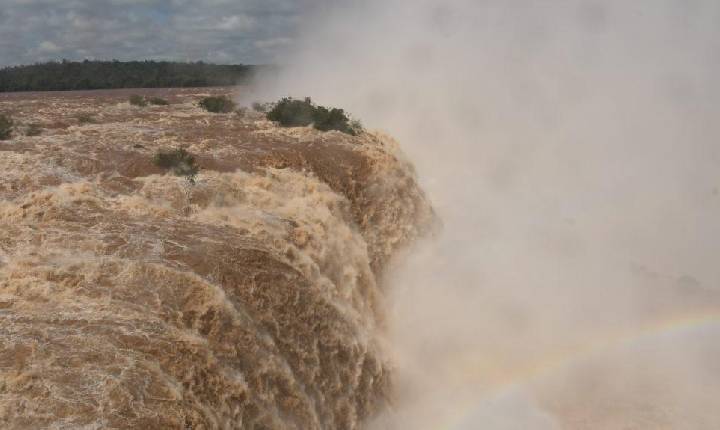 Polícia encontra corpo de turista que caiu nas Cataratas do Iguaçu, diz jornal argentino