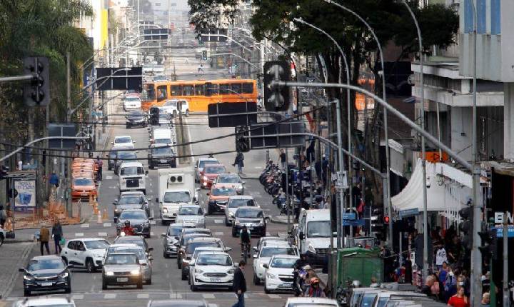 Prazo para pagamento do licenciamento de veículos com placas final 9 e 0 no Paraná vai até dia 30