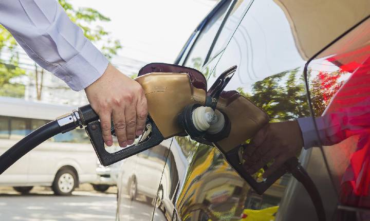 Preço da gasolina vai cair mais de 20%, diz governo. Veja redução estimada para cada estado