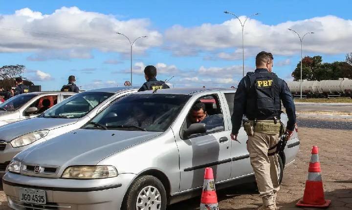 PRF orienta motoristas na volta para casa após o carnaval