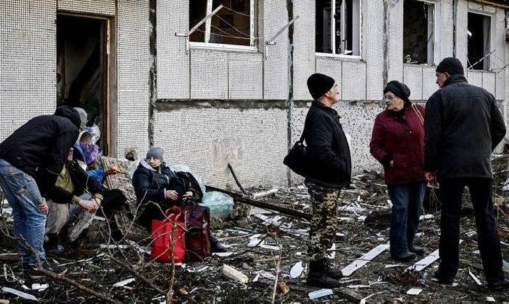 Primeiro dia de invasão russa tem 137 ucranianos mortos e 316 feridos, diz presidente Zelenski