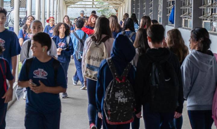 Professores relatam turmas superlotadas nas escolas do Paraná