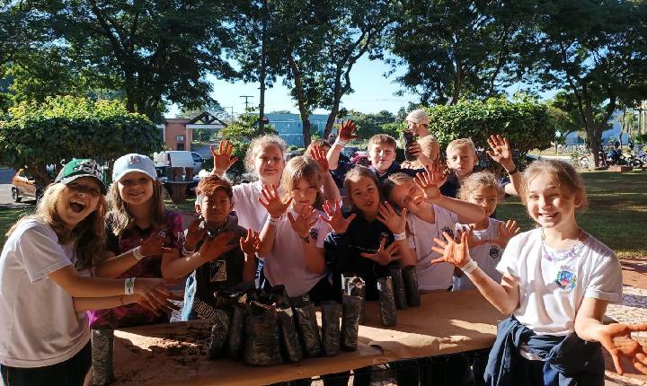 Projeto Horto Medicinal recebe alunos de escola municipal para atividade