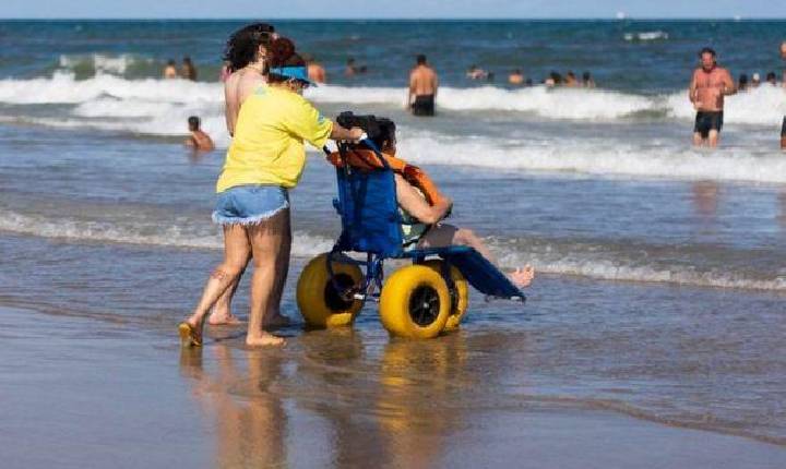 Projeto Praia Acessível do governo do estado chega na praia de Santa Helena