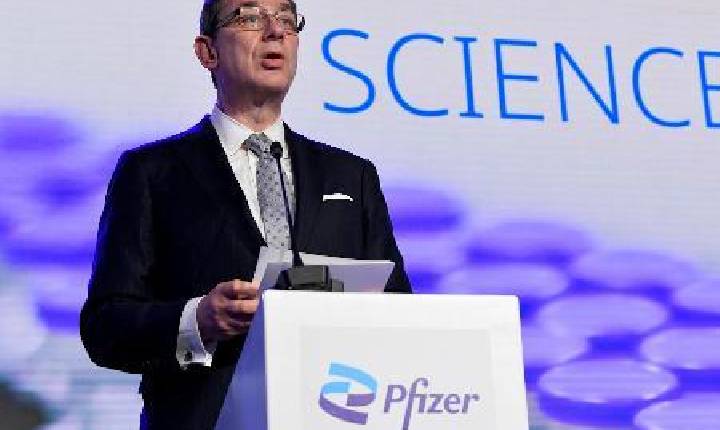 Quarta dose da vacina contra covid será necessária, diz CEO da Pfizer