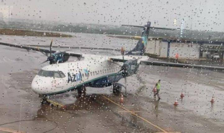 Rajada de vento arrasta aviões em Cascavel