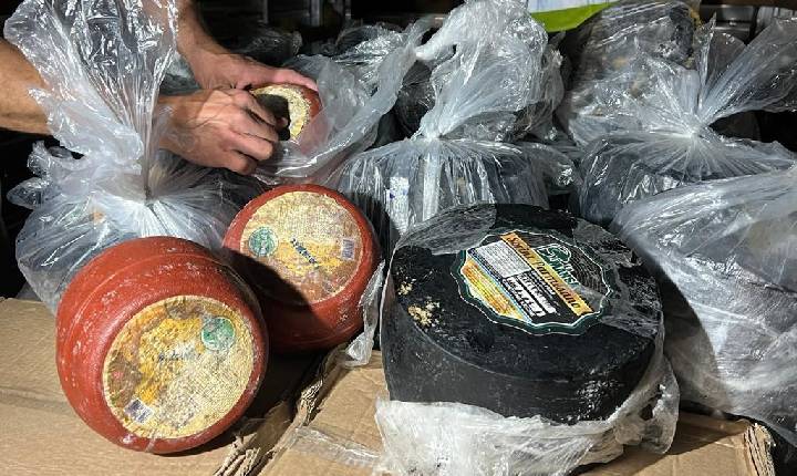 Receita Federal faz grande apreensão de carnes nobres e queijos contrabandeados da Argentina