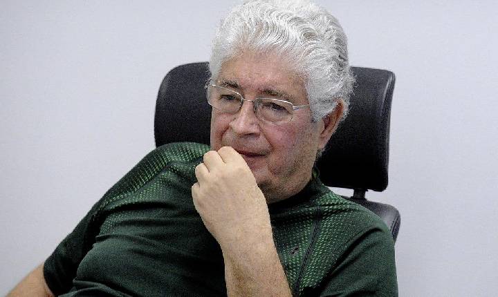 Requião perde convenção e anuncia saída do MDB