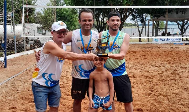 Santa-helenenses são campeões de futevôlei no Mais Verão em Foz do Iguaçu