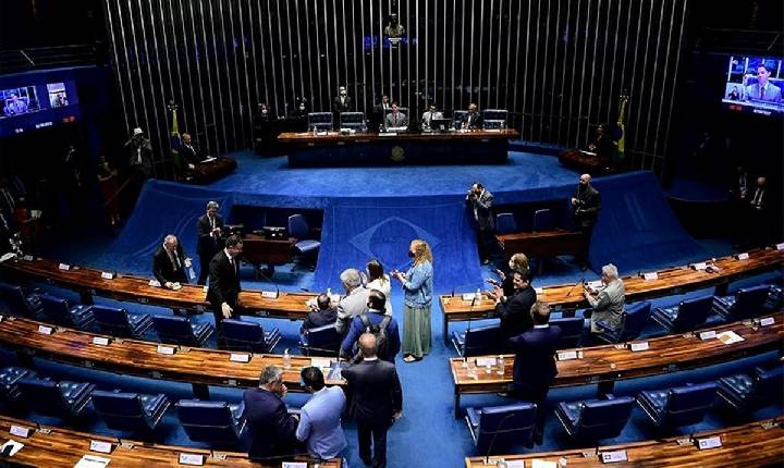 Senado aprova PEC que ratifica o piso nacional para os profissionais da enfermagem