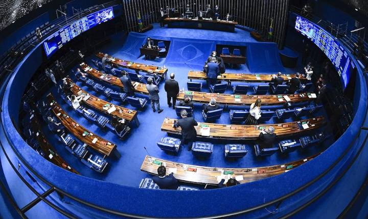 Senado deve votar nesta quarta PEC que acaba com a escala 6x1