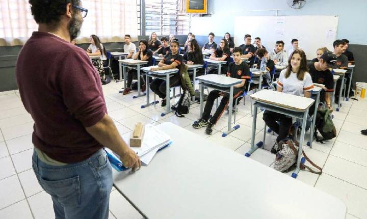 Servidores públicos no Paraná terão reajuste de 5,79% e professores novo piso salarial