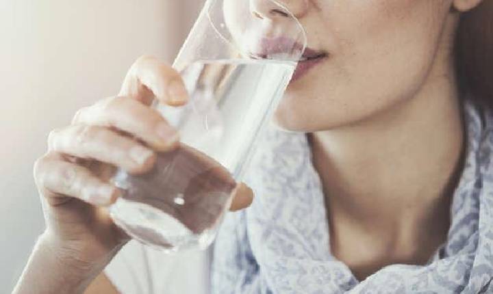 Sinais que indicam que você não bebe água o suficiente
