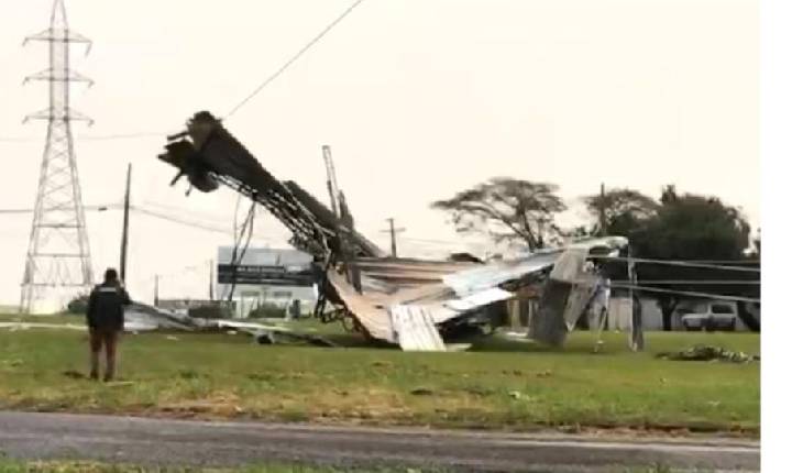 Temporal derruba torres de energia, árvores e causa estragos em Cascavel; ventos chegaram a 64 km/h