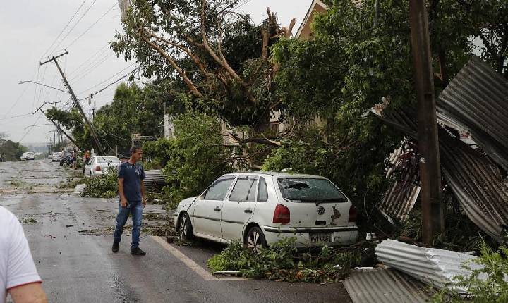 Tornado causa destruição em Cascavel; No Paraná, chuvas afetam 3,7 mil pessoas