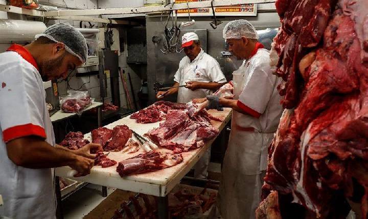 Uruguai recebe 1ª remessa de carne com osso importada do Brasil