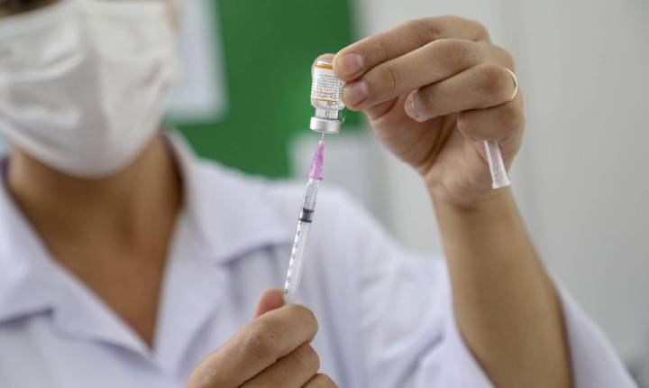 Vacina bivalente é recomendada no Paraná para todas as pessoas acima dos 18 anos
