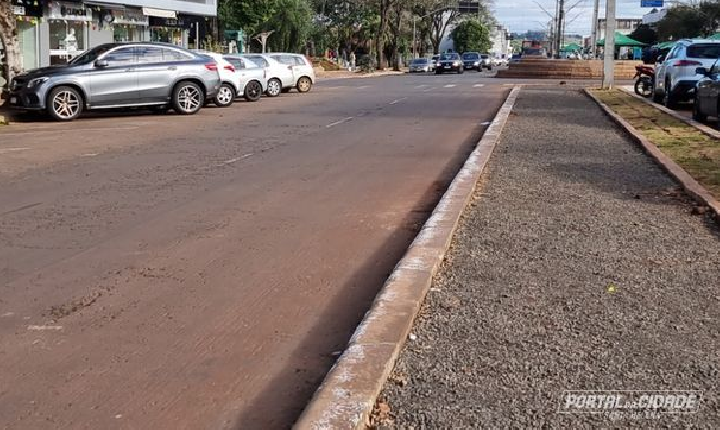 Veículos estacionados na Av. Brasil em local proibido são multados em SH