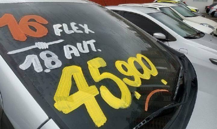 Venda de carros usados cresce 23% no PR puxada por veículos com mais de 13 anos