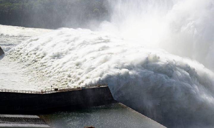 Vertedouros das seis usinas do Rio Iguaçu são abertos