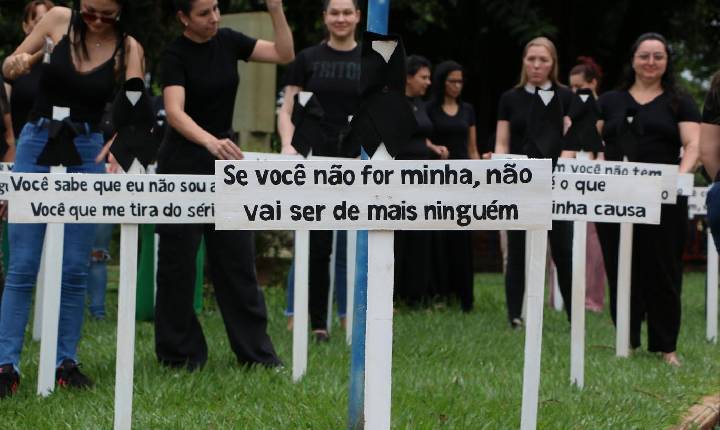 Violência contra a mulher tem ato marcado por frases reais de vítimas e agressores