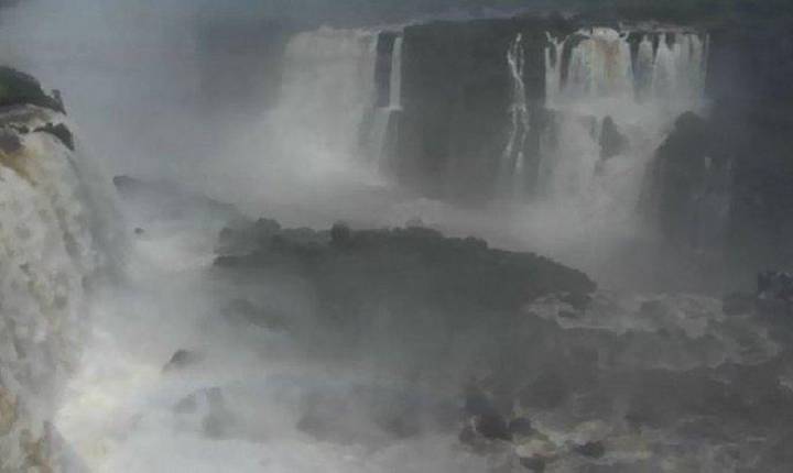 Volume de água nas Cataratas do Iguaçu ultrapassa o dobro da vazão normal