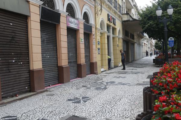 Com aumento de casos, Paraná amplia toque de recolher e volta a fechar comércio aos domingos