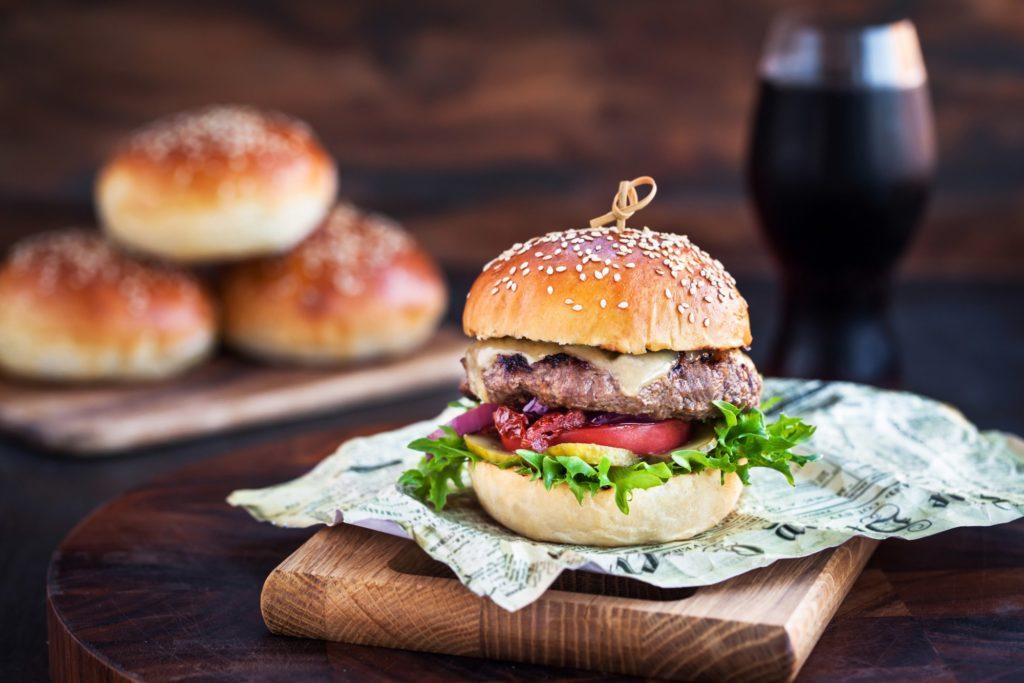 Dia do Hambúrguer: listamos 10 dos sanduíches mais caros do Brasil