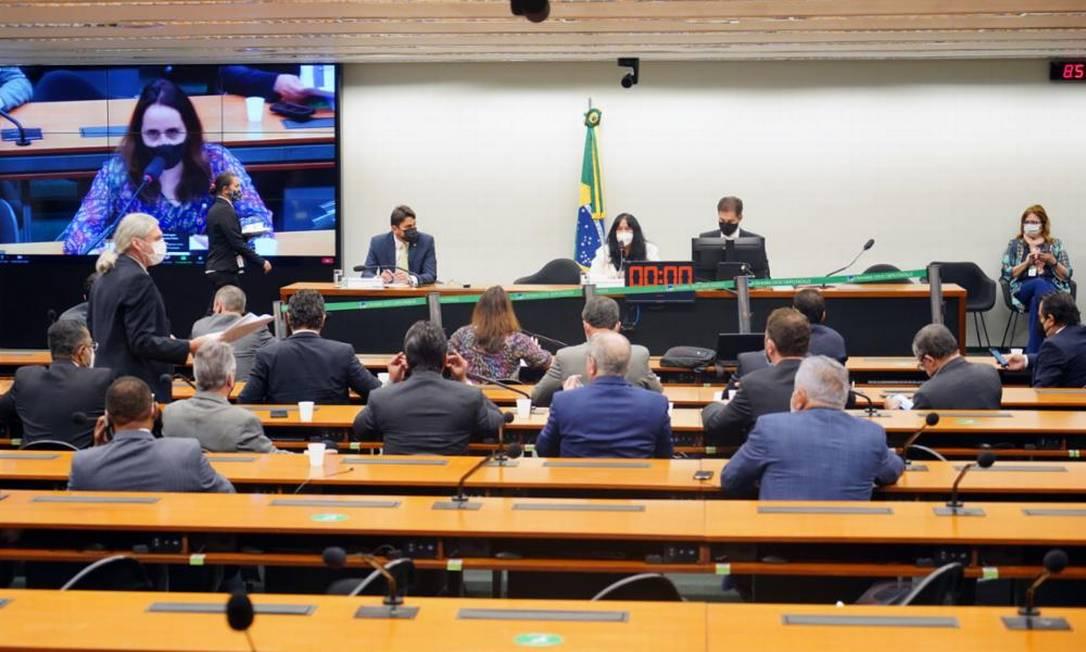 Comissão do Congresso aprova fundo eleitoral em 2022 de R$ 5,7 bilhões, o triplo das eleições em 2018